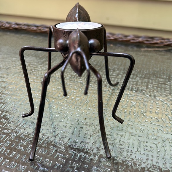 2 Different Sized Metal Ants - Each holds a Tea Light Candle. - Picture 7 of 8